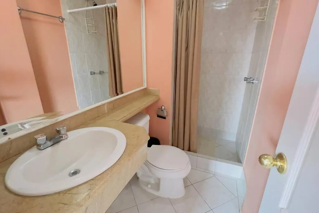 קיטו Penthouse With 2 Bedrooms, 2 Full Bathrooms, 2 Smart Tv, Gym, Communal Laundry